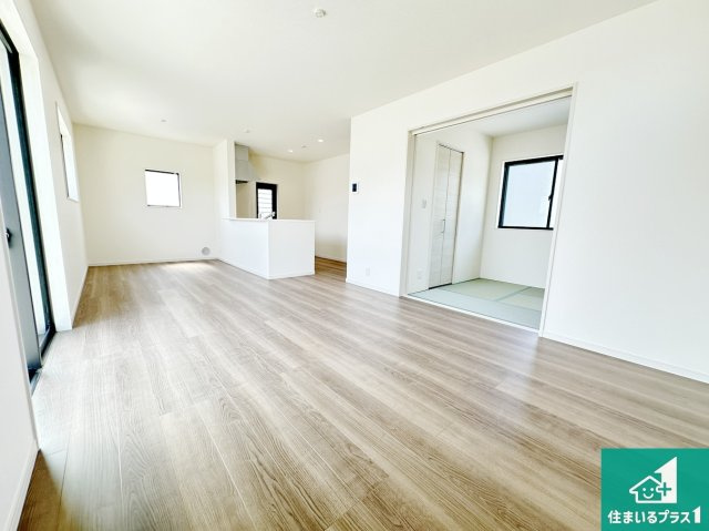 桜井市大豆越　第6期　新築一戸建ての居間・リビング|シンプルなリビングは、観葉植物等のインテリアを楽しめますね！パパ好みにも、ママ好みにも家具次第で雰囲気を変えることができます！