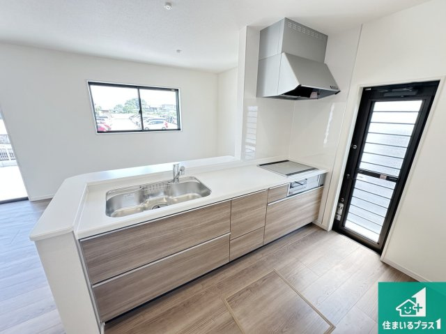 桜井市大豆越　第6期　新築一戸建てのキッチン|リビングと統一感があり、使い勝手のいいキッチン。広々としているので、二人並んで作業が出来ちゃいます。お子様と一緒に色々なお料理に挑戦できるスペースがあります。