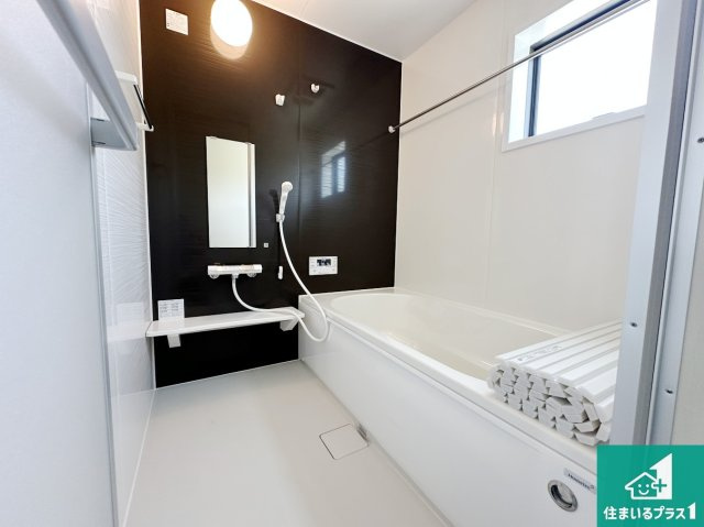 桜井市大豆越　第6期　新築一戸建ての浴室|足をゆったり伸ばして寛げる浴槽です。窓が設けられていますので差し込む光が明るく穏やかな雰囲気にしてくれます♪浴室乾燥機も設置しているので、雨の日の洗濯物も安心です♪