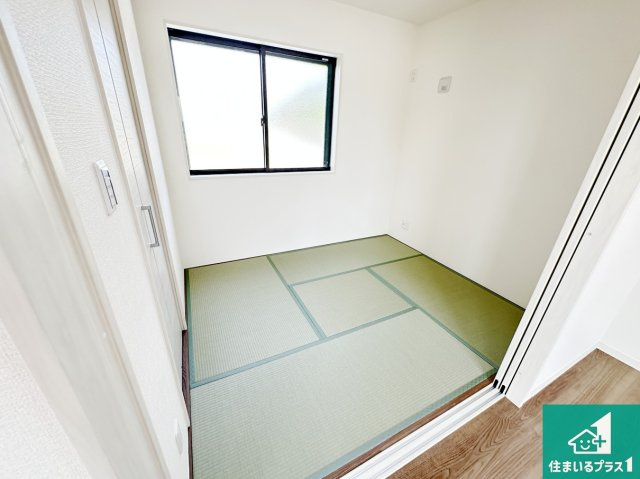 桜井市大豆越　第6期　新築一戸建ての和室|一室あると便利な和室は客間としてだけでなく、小さなお子様のプレイルームや食後のくつろぎスペースとしてもご利用いただけます。収納もついていますので大活躍間違いなし！