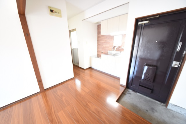 苔口マンションの玄関