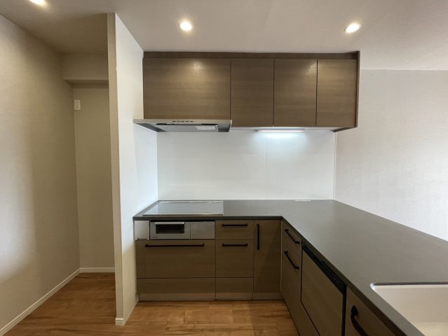 ファミール岡本のキッチン|コンロ・吊戸棚