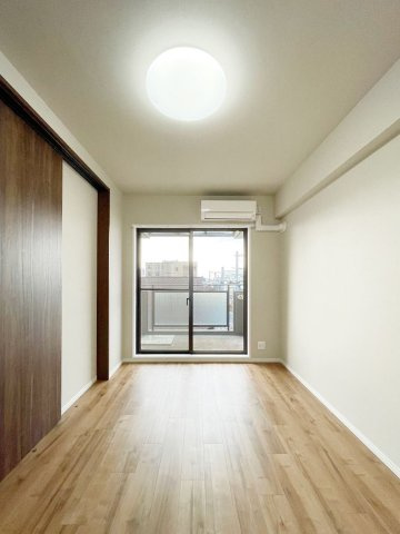 ファミール岡本の洋室|リビング横洋室