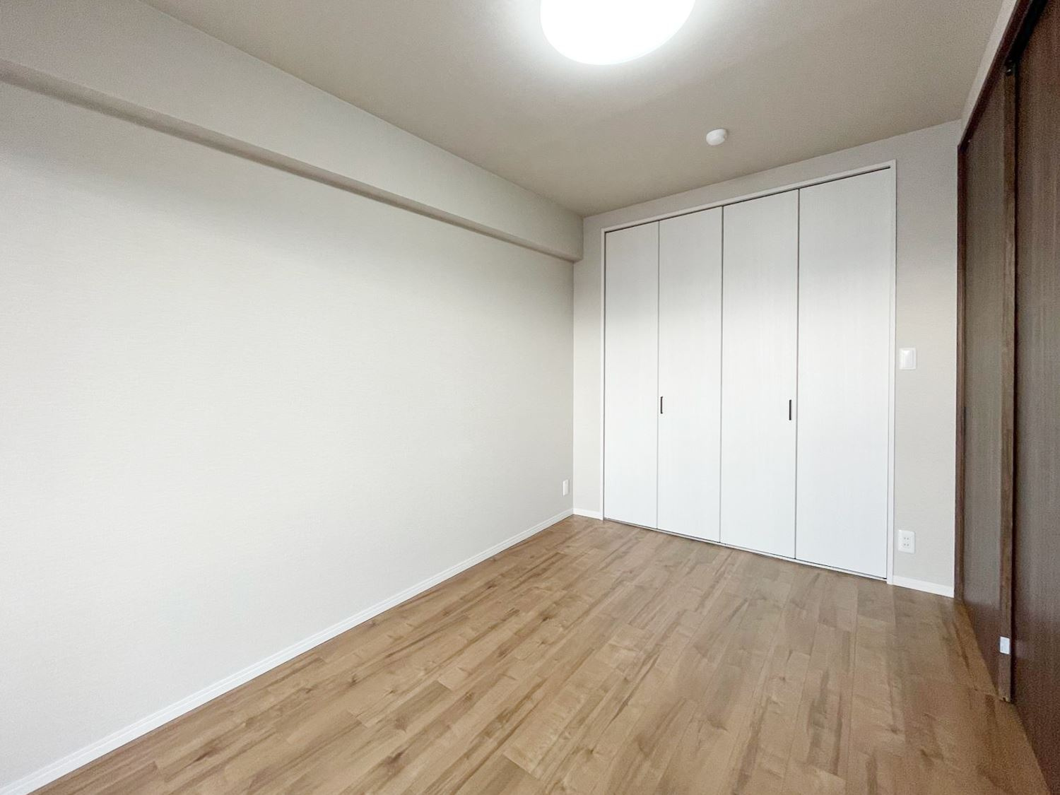 ファミール岡本の洋室|南側洋室　横リビング引き戸