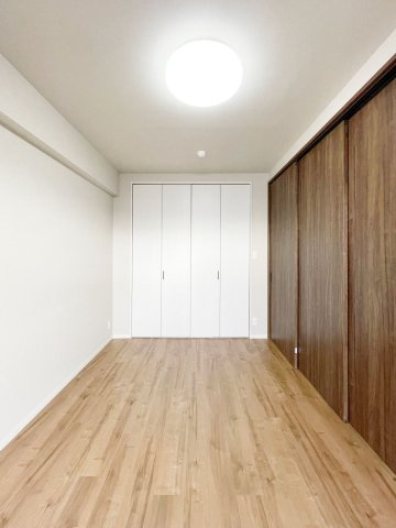 ファミール岡本の洋室