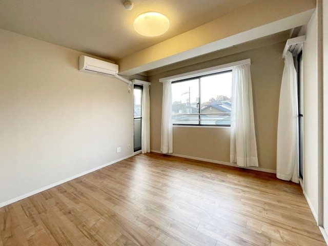 ファミール岡本の洋室|中部屋洋室