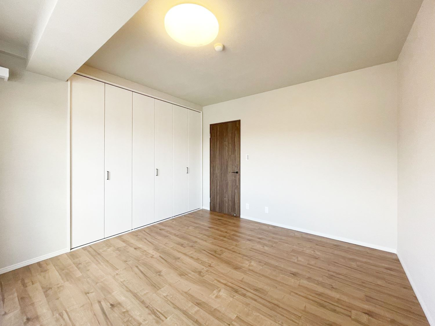 ファミール岡本の洋室|中部屋洋室②