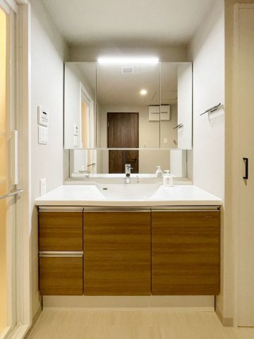 ファミール岡本の独立洗面台|廊下、キッチンからの進入可能です。