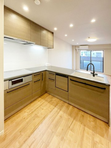 ファミール岡本のキッチン|L型キッチンでリビング・ダイニングも見渡せます。