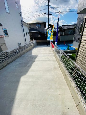 ハートフルタウン／益城町古閑／E号棟の前面道路含む現地写真|駐車スペース