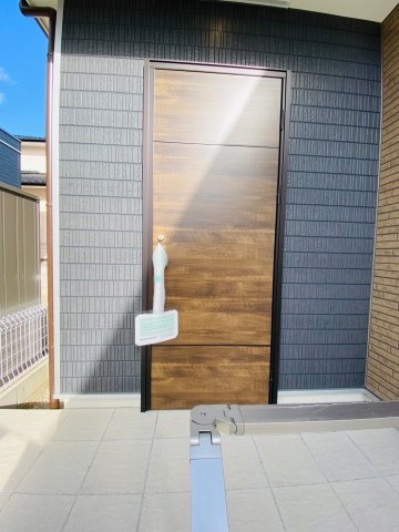 ハートフルタウン／益城町古閑／E号棟のエントランス|開放感のある玄関。雨の日でも濡れずに宅配の荷物が受け取れます。