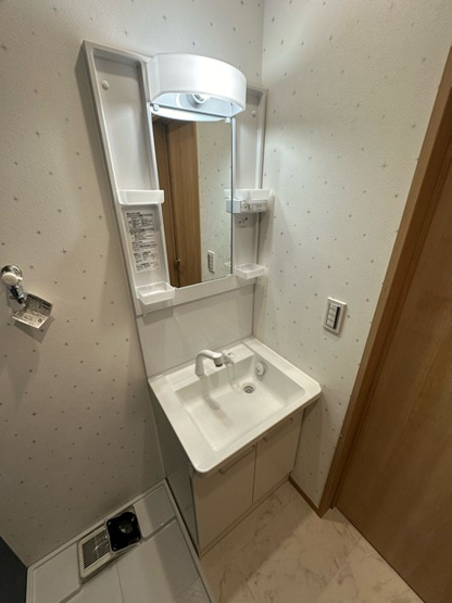 【洗面所】 | トゥ オブ アス | 洗髪洗面化粧台で忙しい朝にも寝癖の付いた頭にも優しい☆お化粧するときにも大活躍です♪