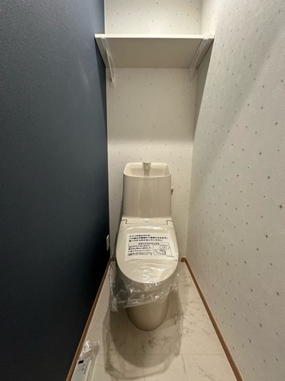 【トイレ】 | トゥ オブ アス | トイレは温水洗浄便座付き♪人気のバストイレ別です♪上部にはトイレットペーパーなどの小物を置ける棚付きです♪