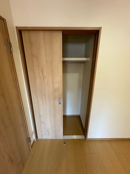 【収納】 | トゥ オブ アス | 洋室5.4帖のお部屋にあるクローゼットです♪お洋服をたくさんお持ちの方でも安心の収納力です◎