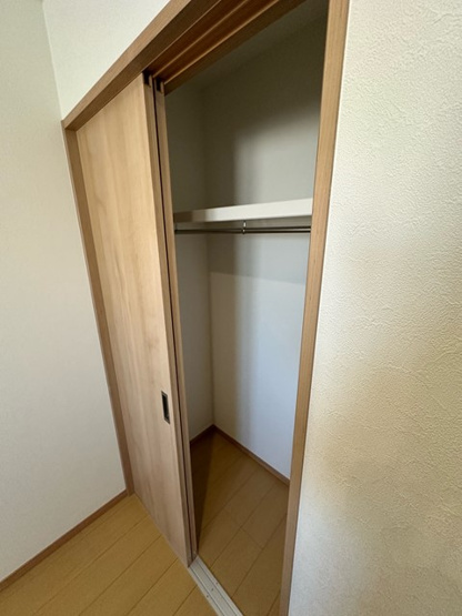 【収納】 | トゥ オブ アス | 洋室5.3帖のお部屋にあるクローゼットです♪大切なお洋服もしわにならないようにハンガーがけができます☆クローゼットが2ヶ所あるのが便利ですよね！