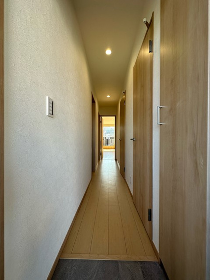 【玄関】 | トゥ オブ アス | 玄関から室内への景観です☆右手にトイレ、左手に洋室5.3帖のお部屋、正面にリビングダイニングキッチンがあります☆