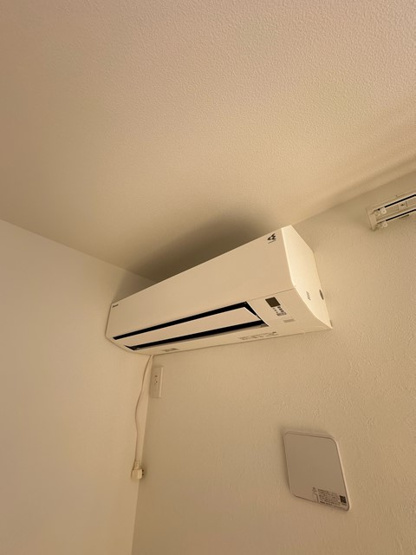【設備】 | トゥ オブ アス | リビングダイニングキッチンには暑い夏や寒い冬に大活躍のエアコン付きです☆冷暖房完備で1年中快適に過ごせます♪
