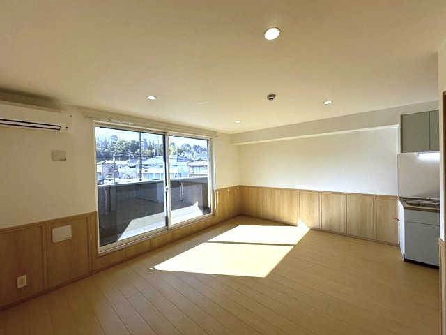 【居間・リビング】 | トゥ オブ アス | 南西向きリビングダイニングキッチン13.8帖☆バルコニーに繋がるお部屋です♪エアコン付きで1年中快適に過ごせますね☆