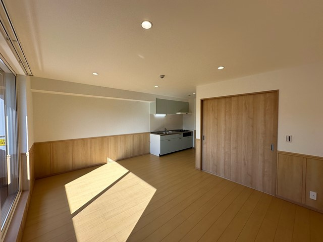 【居間・リビング】 | トゥ オブ アス | 南西向きリビングダイニングキッチン13.8帖☆バルコニー側からの眺めです♪椅子とテーブルを囲んで家族団欒の時間を過ごせます♪