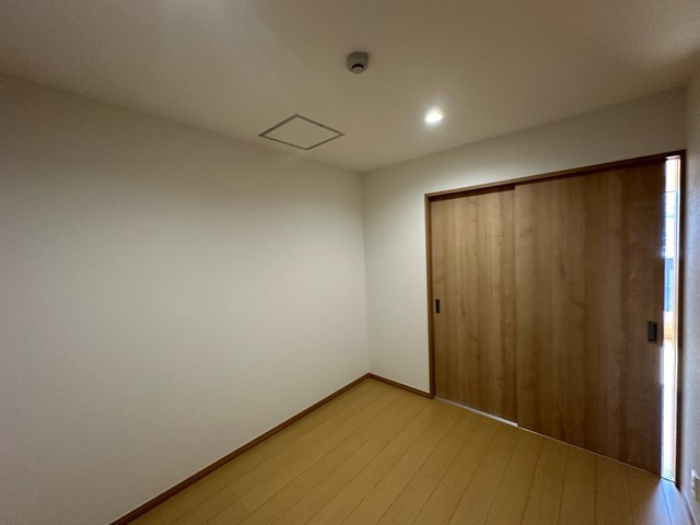 【洋室】 | トゥ オブ アス | 洋室5.4帖☆リビングダイニングキッチンと廊下から繋がっています☆子供部屋や書斎など多用途に使えそうなお部屋です♪