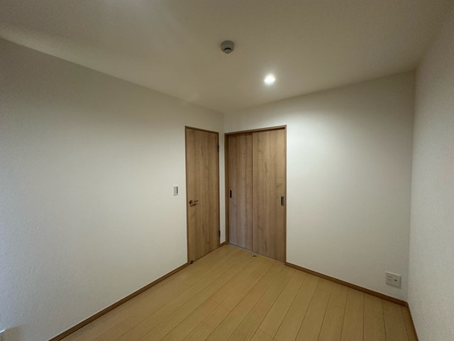 【洋室】 | トゥ オブ アス | 洋室5.4帖☆クローゼットがあります♪お洋服の多い方もお部屋が片付いて快適に過ごせますね♪