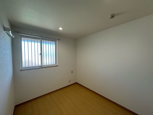 【洋室】 | トゥ オブ アス | 洋室5.3帖☆玄関側にあるお部屋です♪ベッドを置いて寝室にするのもオススメです☆