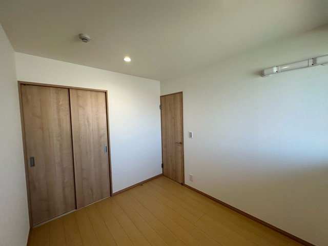 【洋室】 | トゥ オブ アス | 洋室5.3帖☆こちらのお部屋にもクローゼットがあります♪お洋服がスッキリ収納できて、整理しやすくなりますね☆