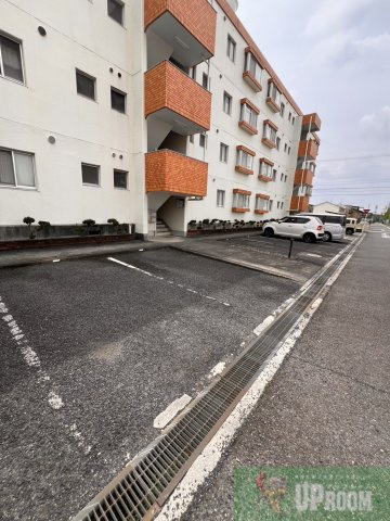 ファミール柏原の駐車場