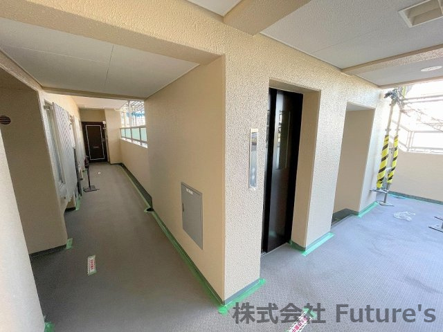 グリーンパーク早稲田Ⅱリバースクエアのその他共用部分|玄関先廊下です
玄関からエレベーターまで近めです