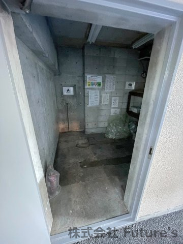 グリーンパーク早稲田Ⅱリバースクエアのその他共用部分|広めのゴミ捨て場です