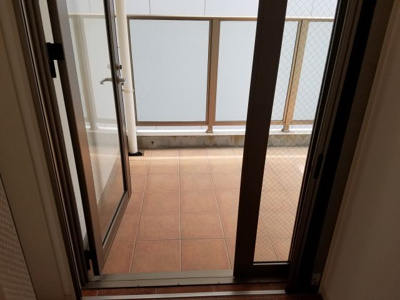 【その他】 | ウィング新北野 | 玄関よこから専用テラスへ