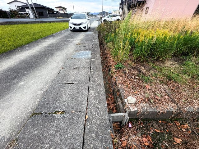売地)八女市高塚の前面道路含む現地写真