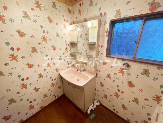 豊新1 中古戸建の独立洗面台|朝の支度にも助かる、独立の洗髪洗面化粧台