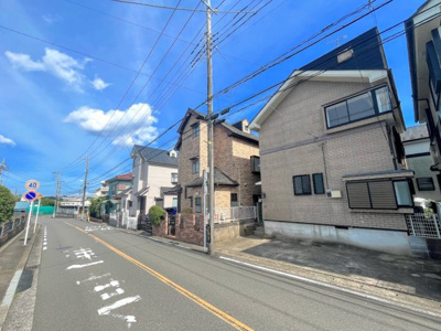 【前面道路含む現地写真】 | ◇◆みたけ台中古戸建◆◇ | ◆堂々たる趣ながら、主張し過ぎずどこか余裕を感じさせるシャープなフォルムで佇む邸宅は、晴天の空と照らし合わせる事で、本来あるべき完成形の姿を見せてくれます。