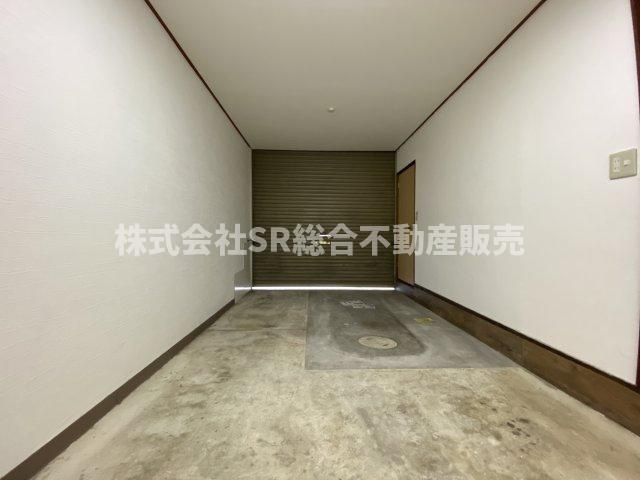 若江東町4丁目中古戸建の駐車場|シャッター付き車庫があります