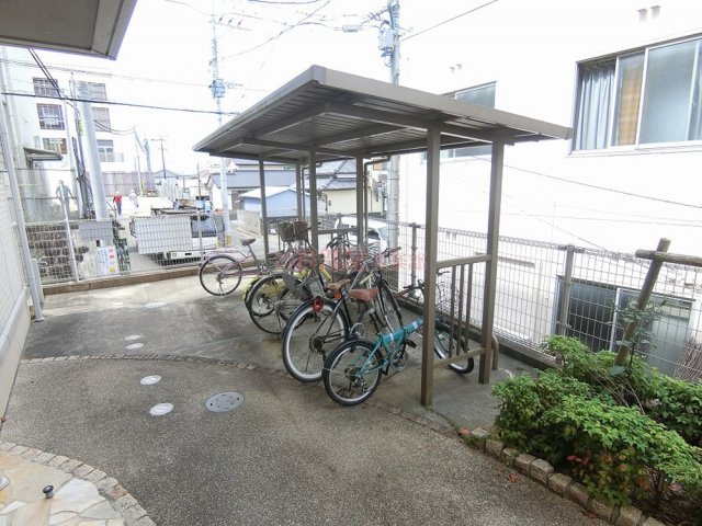 アリス京町壱番館のその他共用部分|敷地内に駐輪場があります。