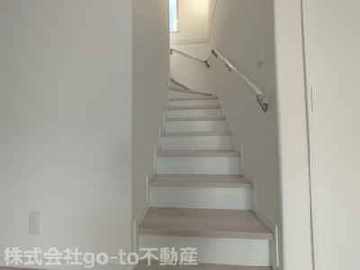 【内装】 | 明石市大久保町大窪2039 | 家族と会話が弾む、対面式キッチン・リビング内階段です♪