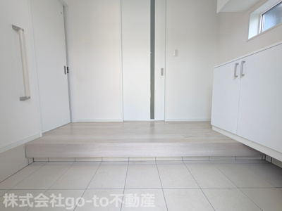 【玄関】 | 明石市大久保町大窪2039 | 明るく広々した印象で、白がメインの玄関です♪