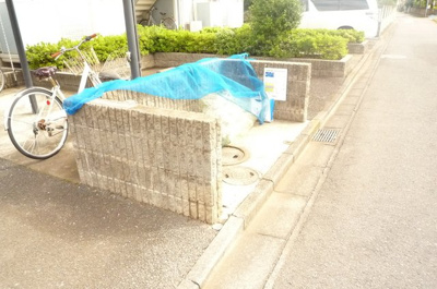 ゴミ置場敷地内です