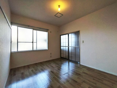 キッチンとなりの洋室6帖