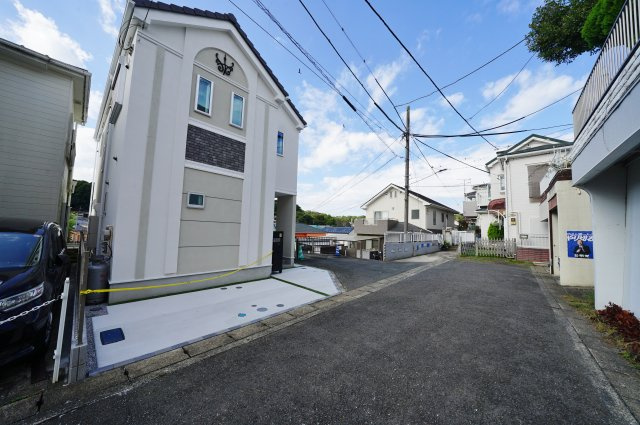 【横浜市旭区上白根町895-40新築戸建て】★仲介手数料無料★（四季の森小学校・上白根北中学校）の前面道路含む現地写真