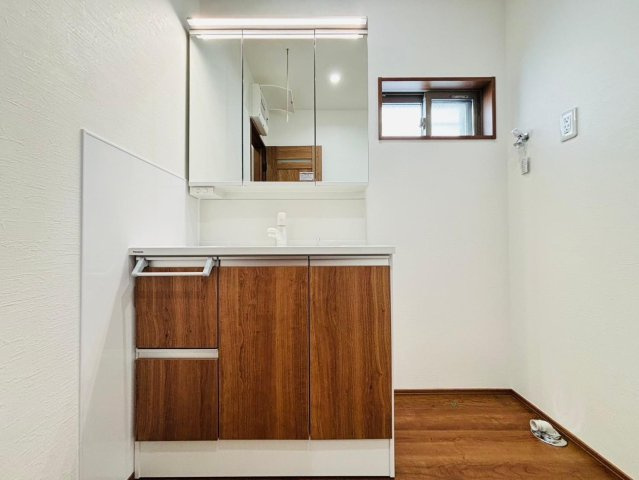 【商談中】新築戸建　安八郡安八町南今ケ渕第１　全12区画分譲の独立洗面台|影ができにくい「ツインラインLED照明」。