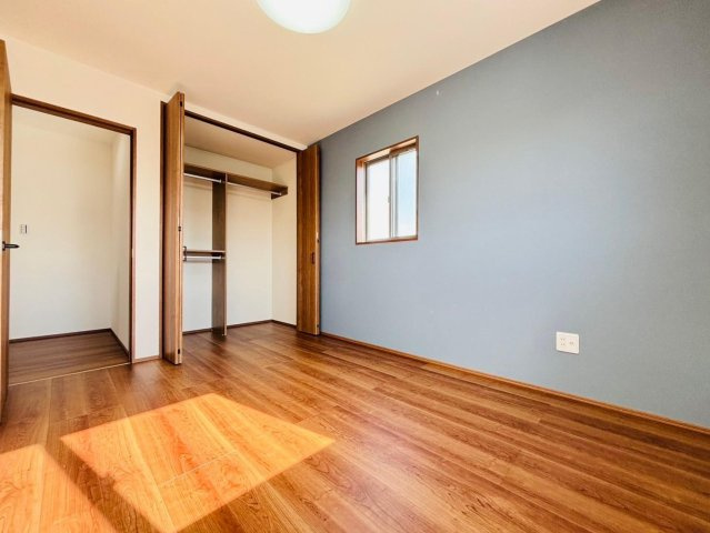 【商談中】新築戸建　安八郡安八町南今ケ渕第１　全12区画分譲の洋室|奥行のあるウォークインクローゼットは収納方法自由自在。家族の成長に合わせた収納が可能です。