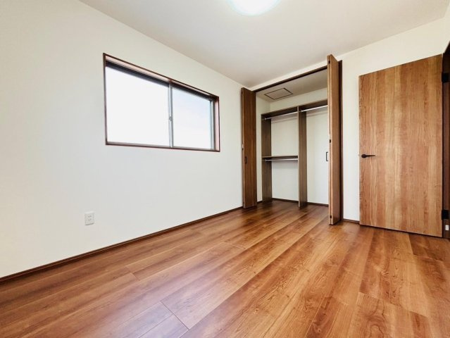 【商談中】新築戸建　安八郡安八町南今ケ渕第１　全12区画分譲の洋室|奥行のあるウォークインクローゼットは収納方法自由自在。家族の成長に合わせた収納が可能です。