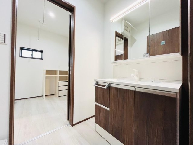 戸建　安八郡安八町南今ケ渕第１　全12区画分譲の独立洗面台|影ができにくい「ツインラインLED照明」。