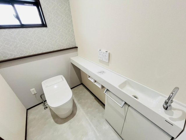 戸建　安八郡安八町南今ケ渕第１　全12区画分譲のトイレ|少ない水で効率的に洗浄するトルネード洗浄とお掃除のしやすさを究めたフチなし形状でお手入れ楽々。