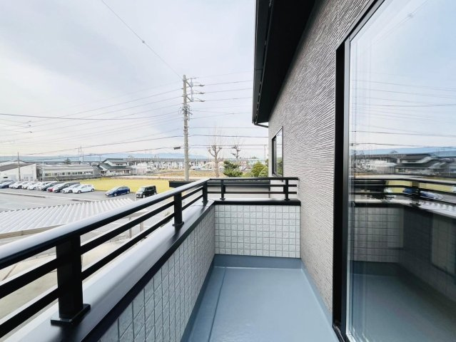 戸建　安八郡安八町南今ケ渕第１　全12区画分譲のバルコニー|バルコニーは南向きで洗濯物もよく乾きます！強度と表面積硬度を持つFPRで防水しています。