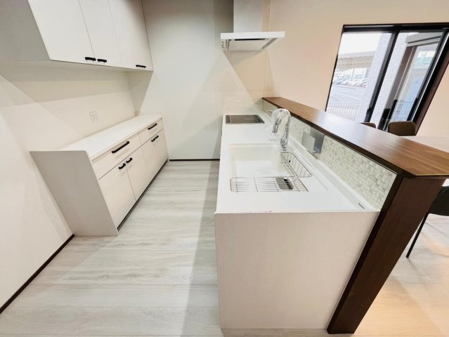 戸建　安八郡安八町南今ケ渕第１　全12区画分譲のキッチン|機能的なシステムキッチン。収納力に優れた大容量の引出でキッチン回りがスッキリ片付きます。