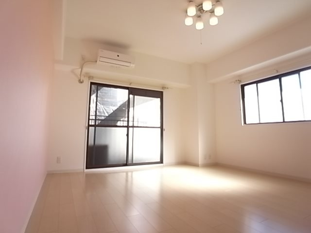 ダイアパレス新神戸の居間・リビング