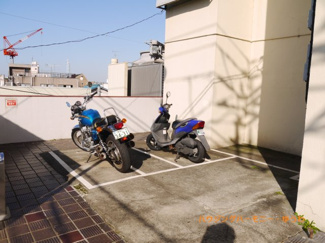 【その他共用部分】 | 敷地内にバイク置場有り
